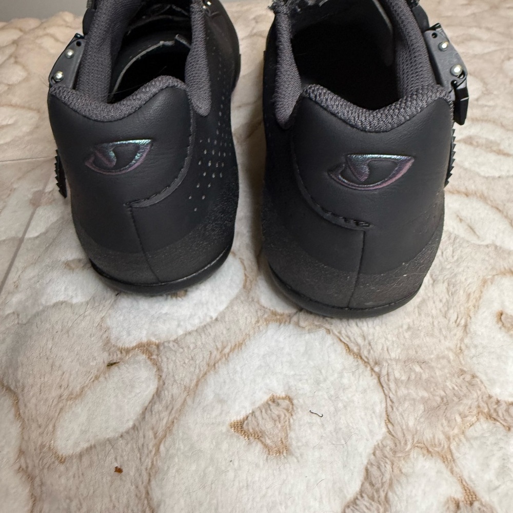 Giro Women's Black Athletic Cycling Shoes - Picture 3 of 8